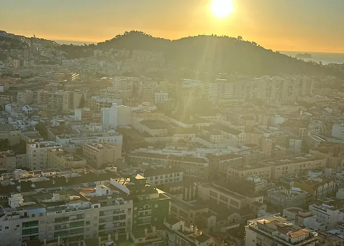 Live Your Dream Life In مالقة