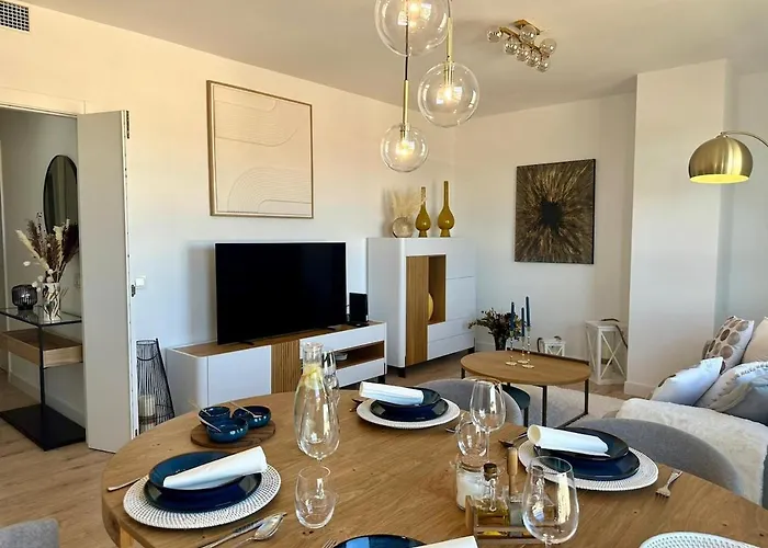 Live Your Dream Life In مالقة